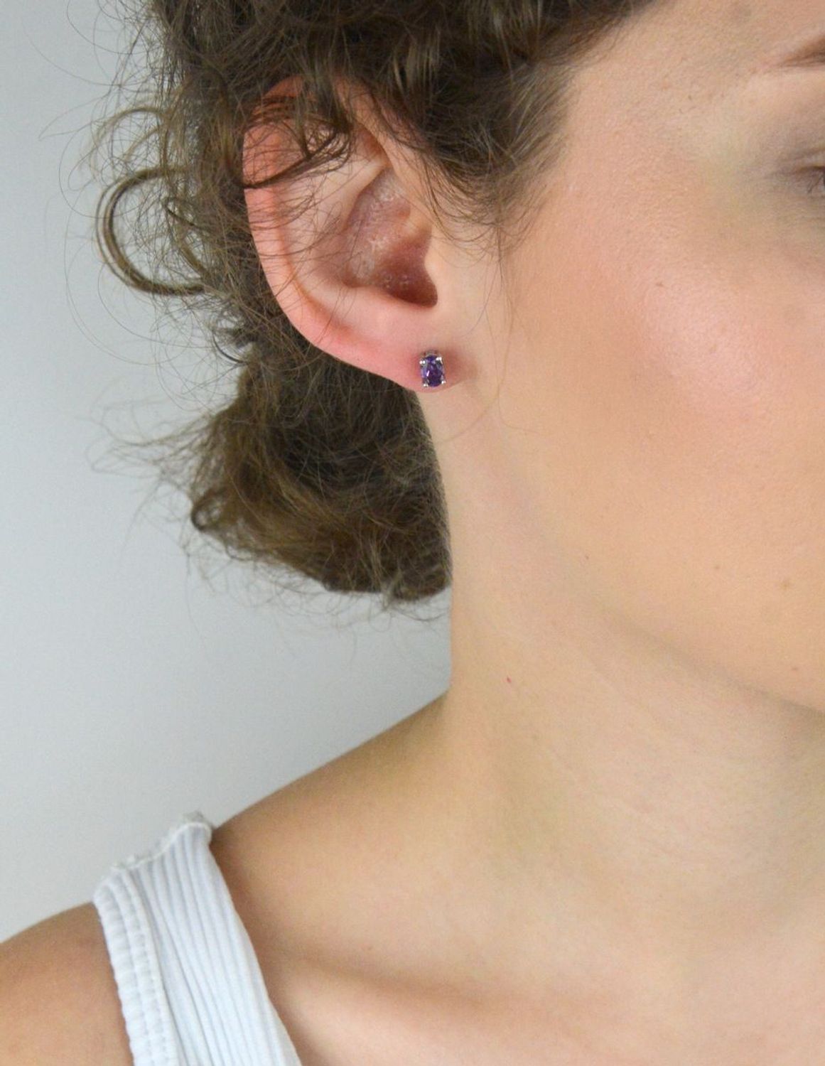 Kolczyki srebrne próby 925 z naturalnym ametystem. Model K 1169 – delikatne, klasyczne, 6x4 mm, zapięcie na sztyft. Elegancja i duchowa harmonia w jednym.1.jpg